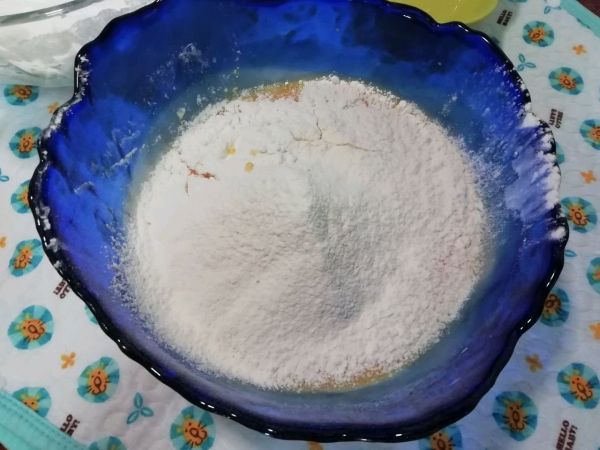 葡萄干戚风蛋糕