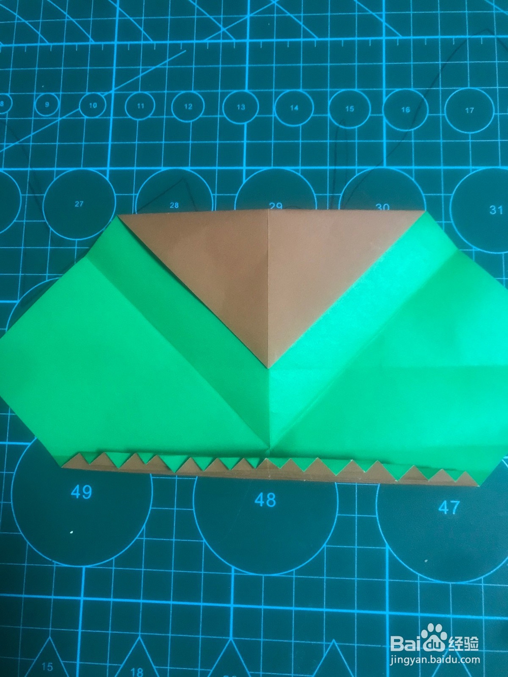 一个桃心上面带着叶子如何折?