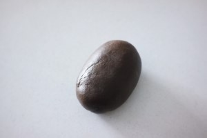 怎么做可爱的万圣节木乃伊挤挤面包