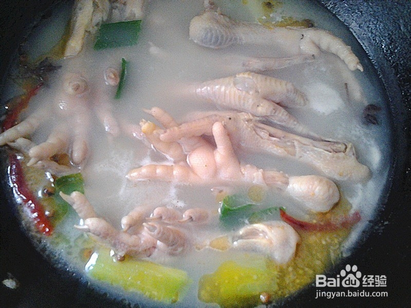 怎么做可以美容的小红椒清炖鸡掌