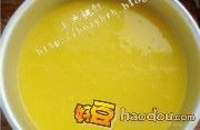 教你如何在家自制南瓜慕斯樱桃蛋糕。