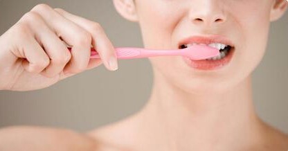 带上牙齿矫治器后，该怎样刷牙？