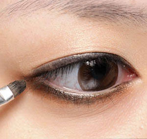 怎样打造干净又迷人的清纯派烟熏妆