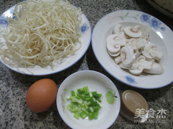 蘑菇鸡蛋汤面