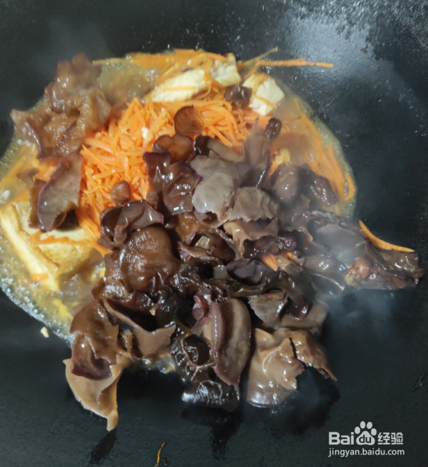 胡萝卜木耳焖豆腐的做法