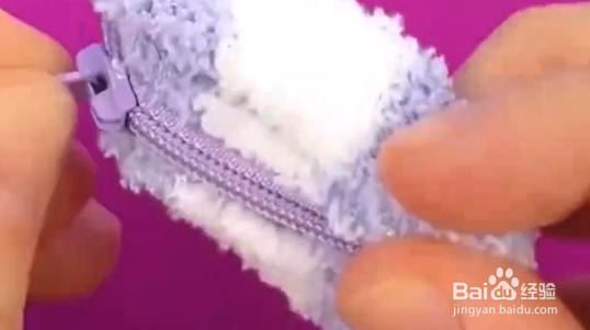 如何帮芭比制作好看的毛绒包包?