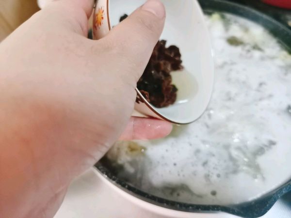 桃胶雪梨银耳羹