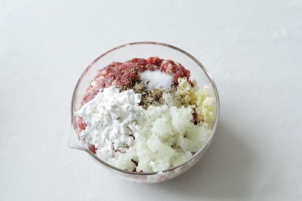 粉红色糖渍樱花牛肉汉堡