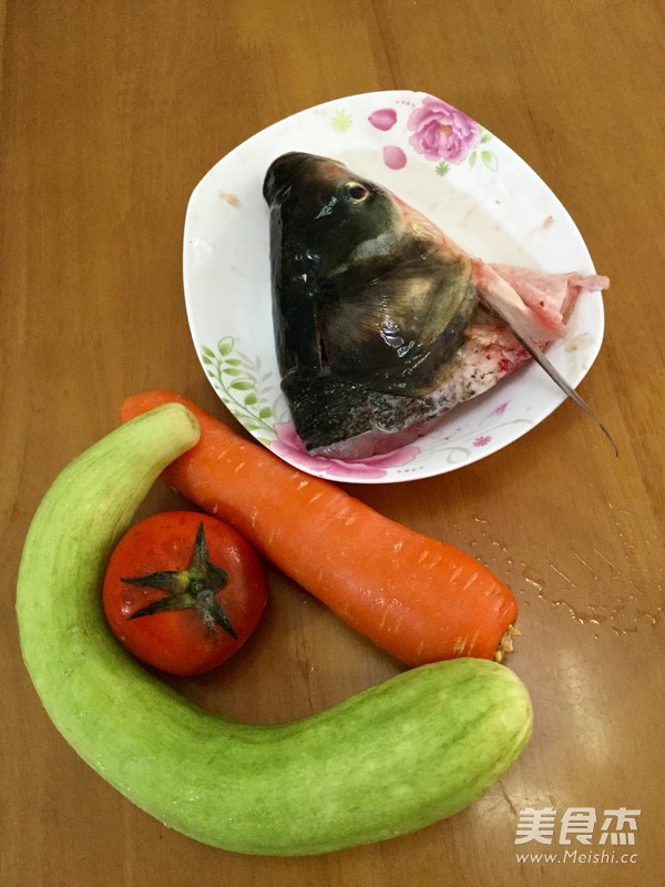 杂蔬鱼头汤的做法