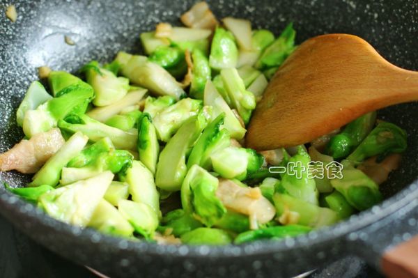 五花肉蒜蓉炒娃娃菜