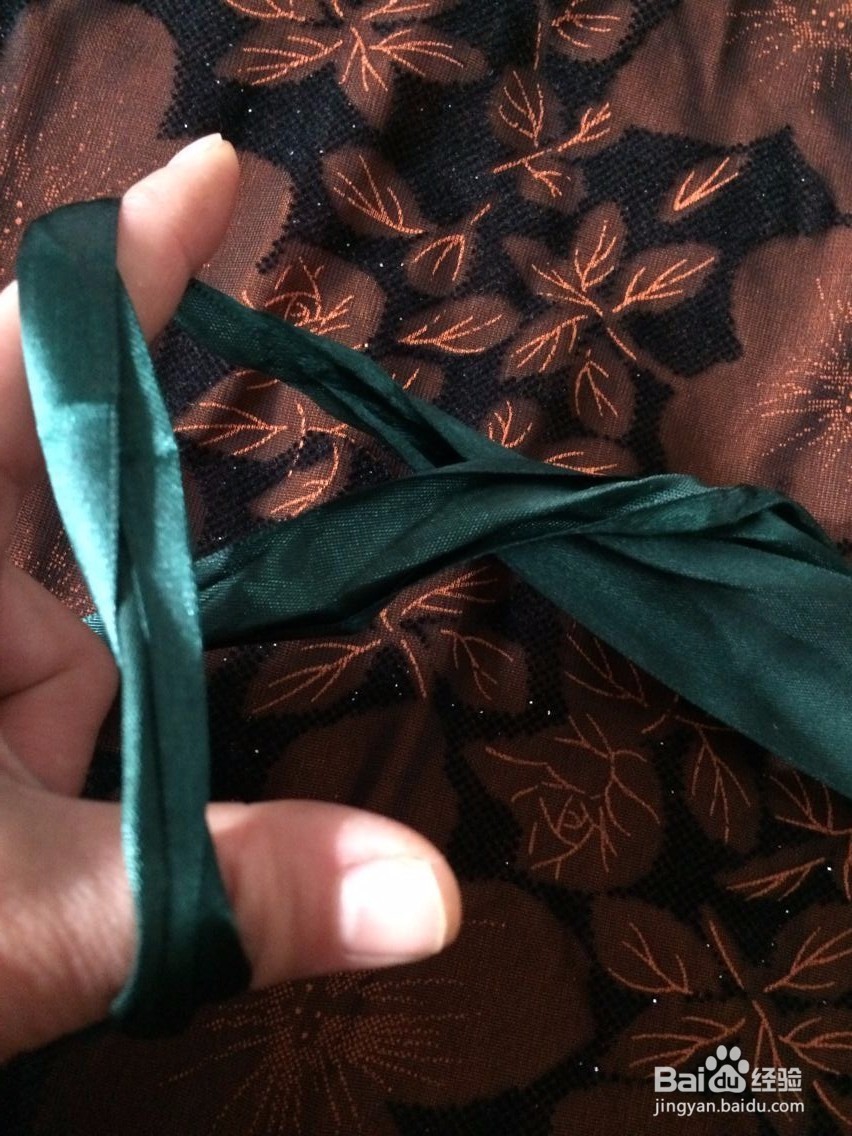 衣服上蝴蝶结打法