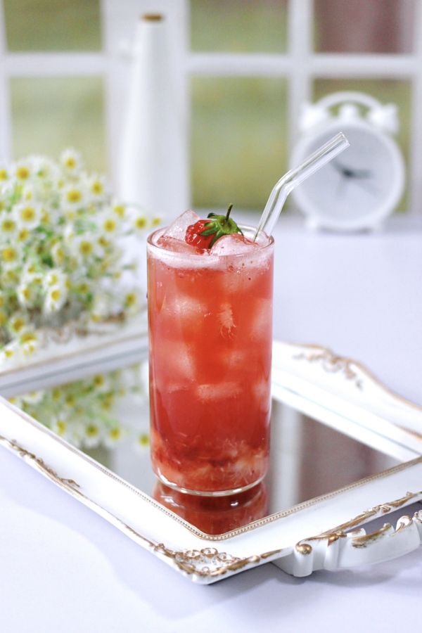 蔓越莓草莓气泡饮