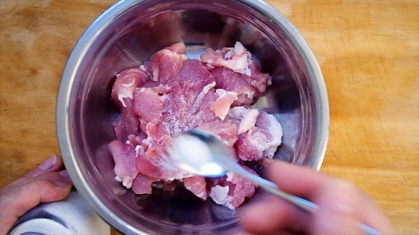 先炒莴笋还是炒肉