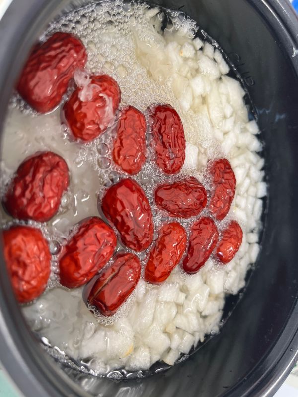 雪梨银耳红枣汤