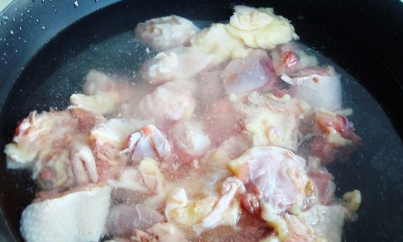 家常电饭煲荸荠炖鸡的做法