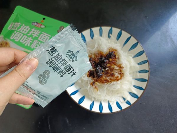 凉拌葱油萝卜丝