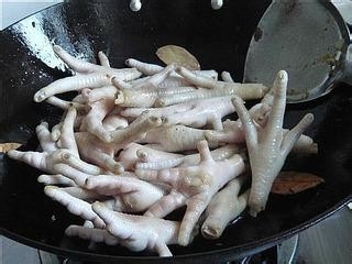 浓汁红烧鸡脚