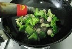 蚝油双菇西兰花的做法