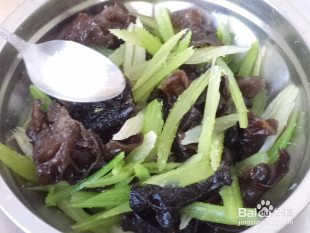如何做出好吃的黑木耳拌芹菜