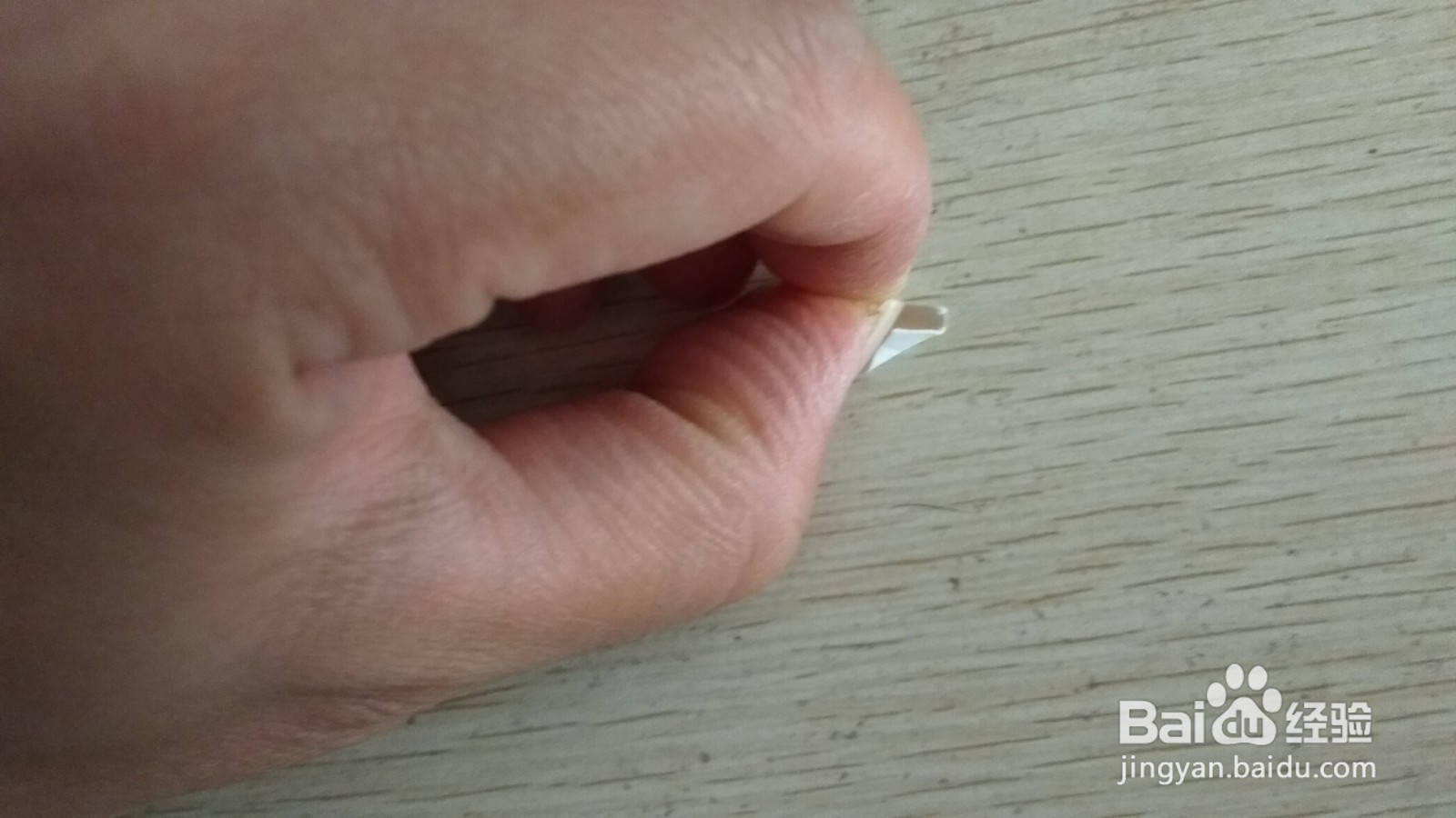 如何用一小长方形硬卡纸做简易的单个中性笔支架