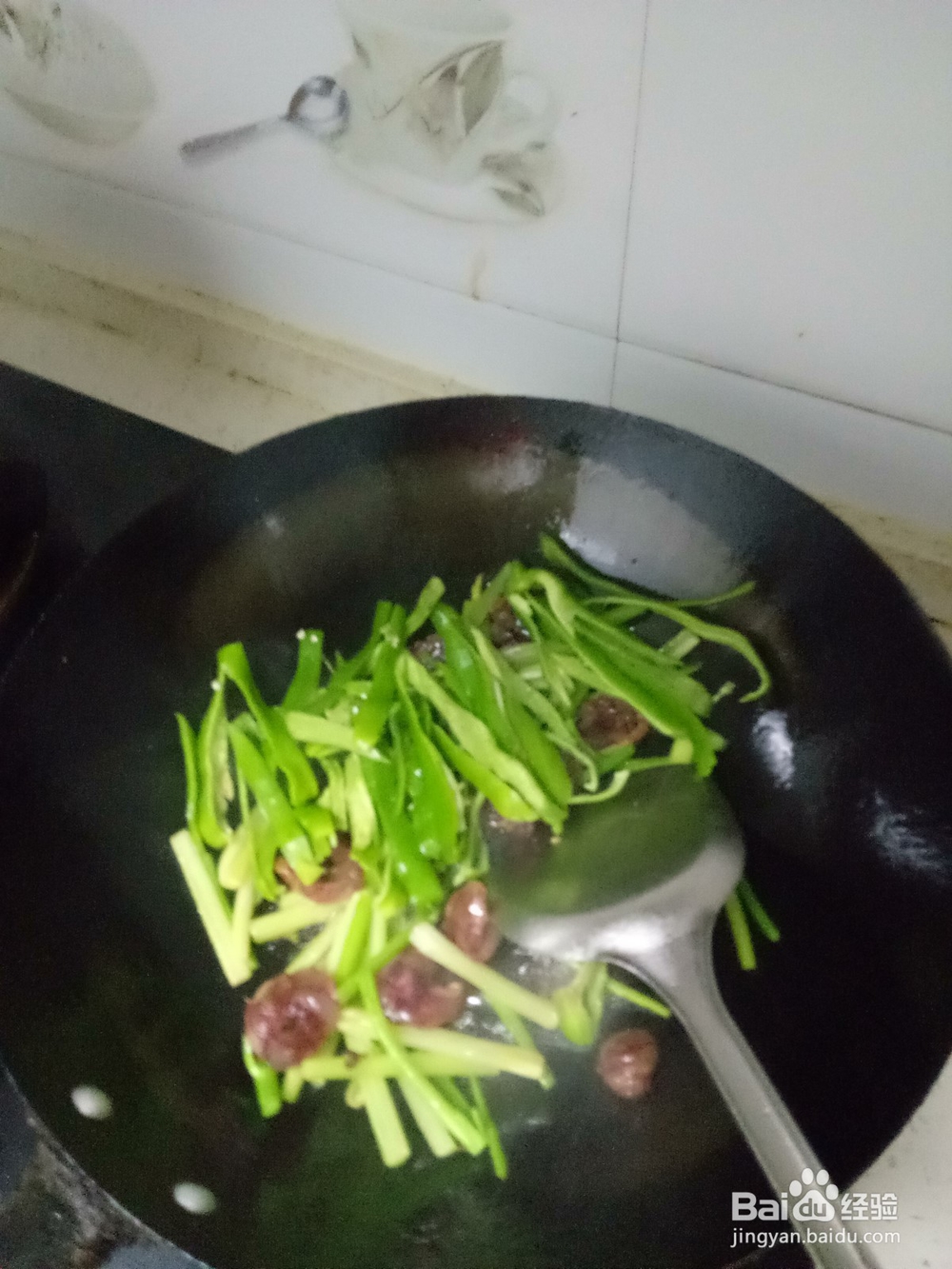 芹菜青椒炒香肠