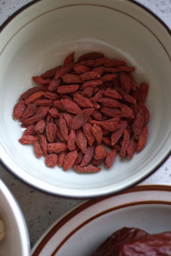 银耳红枣莲子羹