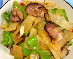 食补养生土豆片炒腊肉