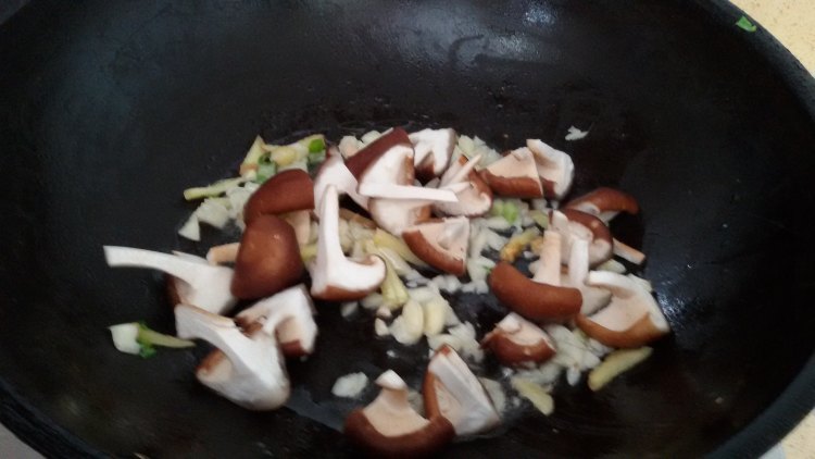 美味的香辣香菇鱼做法，家常必备哦