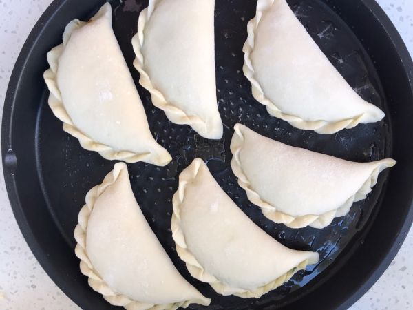 鲜虾贝丁韭菜盒子