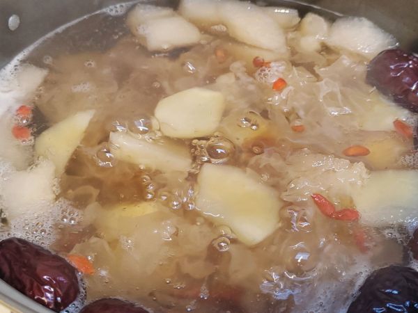 银耳炖雪梨甜汤