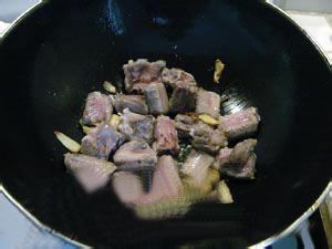 鱿鱼榛蘑烧排骨的做法