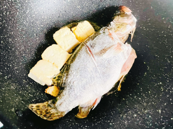 外婆乡桂鱼红炖柴火豆腐