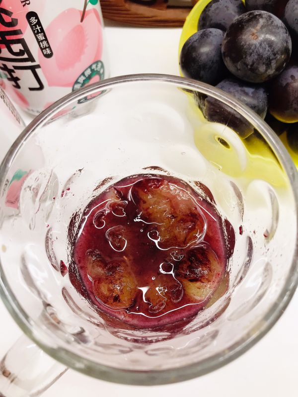 桃桃西打葡萄气泡水