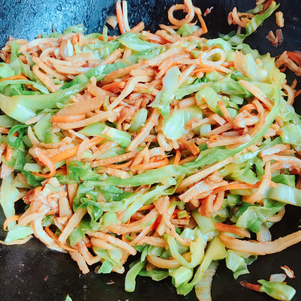 卷心菜炒饼盖蛋