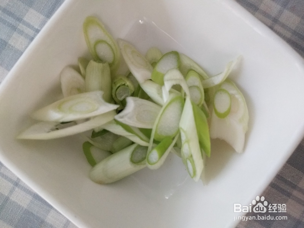 怎样做葱头丁炒鸡蛋？