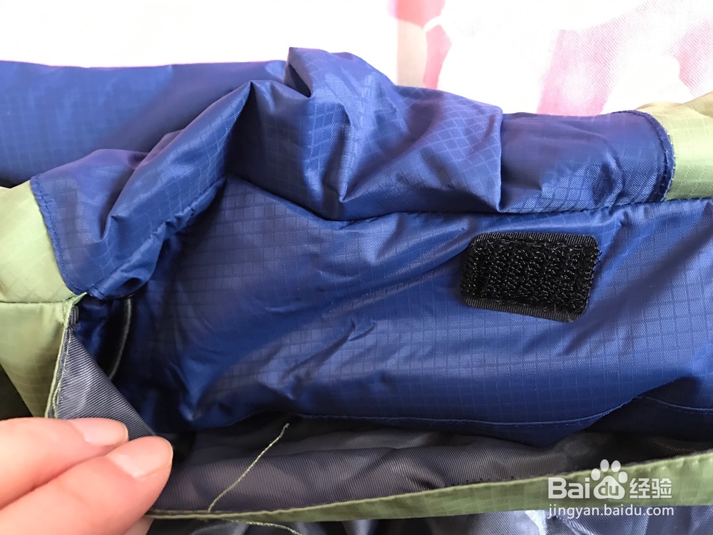 冲锋衣内置式帽子的收纳方法