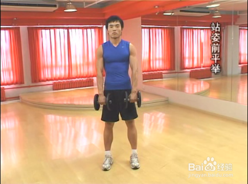 怎么用哑铃练出宽厚的双肩