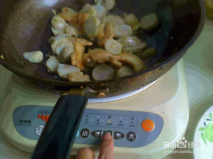 老年人怎样用电磁炉来爆炒猪肉皮芋头片