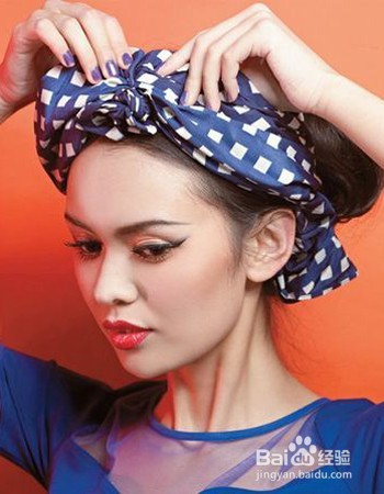 丝巾巧变发饰打造复古风范
