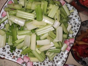 芹菜牛肉丝的做法