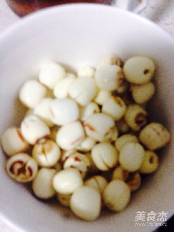 香蕉火龙果红枣莲子百合银耳汤