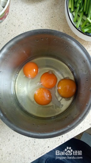 食补佳品香椿芽炒鸡蛋的做法