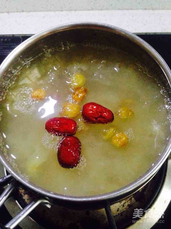 香蕉莲子桂圆红枣枸杞银耳汤