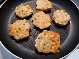 教你怎么做鸡胸肉虾仁鲜蔬饼