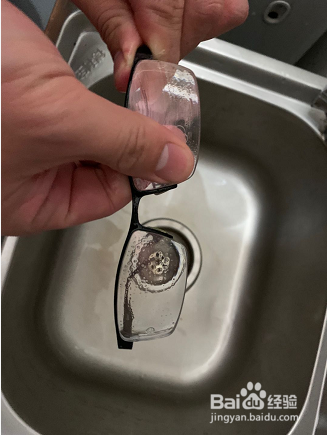 眼镜上有绿色的污渍怎么清理