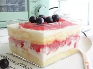 西瓜蓝莓酸奶蛋糕盒子怎么做