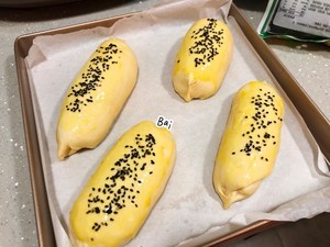 熟蛋黄肉松面包的做法