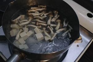 菌菇虾仁豆腐汤的做法