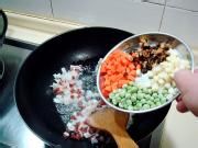 锦绣虾粒炒饭的做法