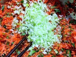 油炸胡萝卜香菜鸡蛋素菜丸子做法教程